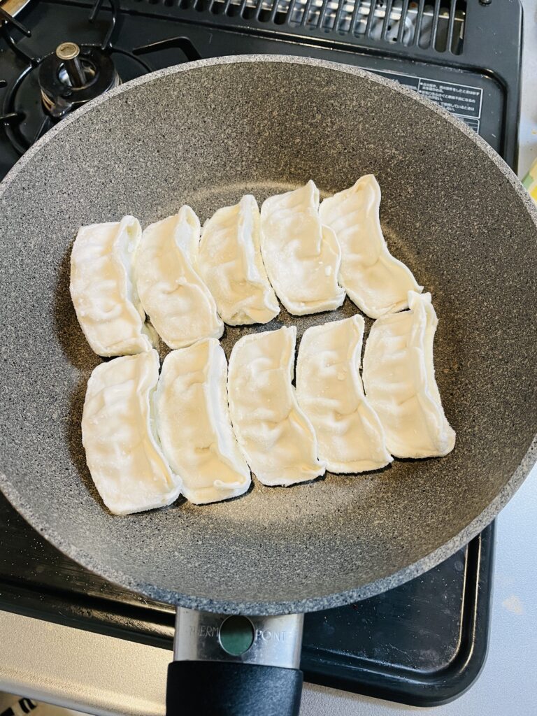 味の素黒豚大餃子をフライパンに並べる