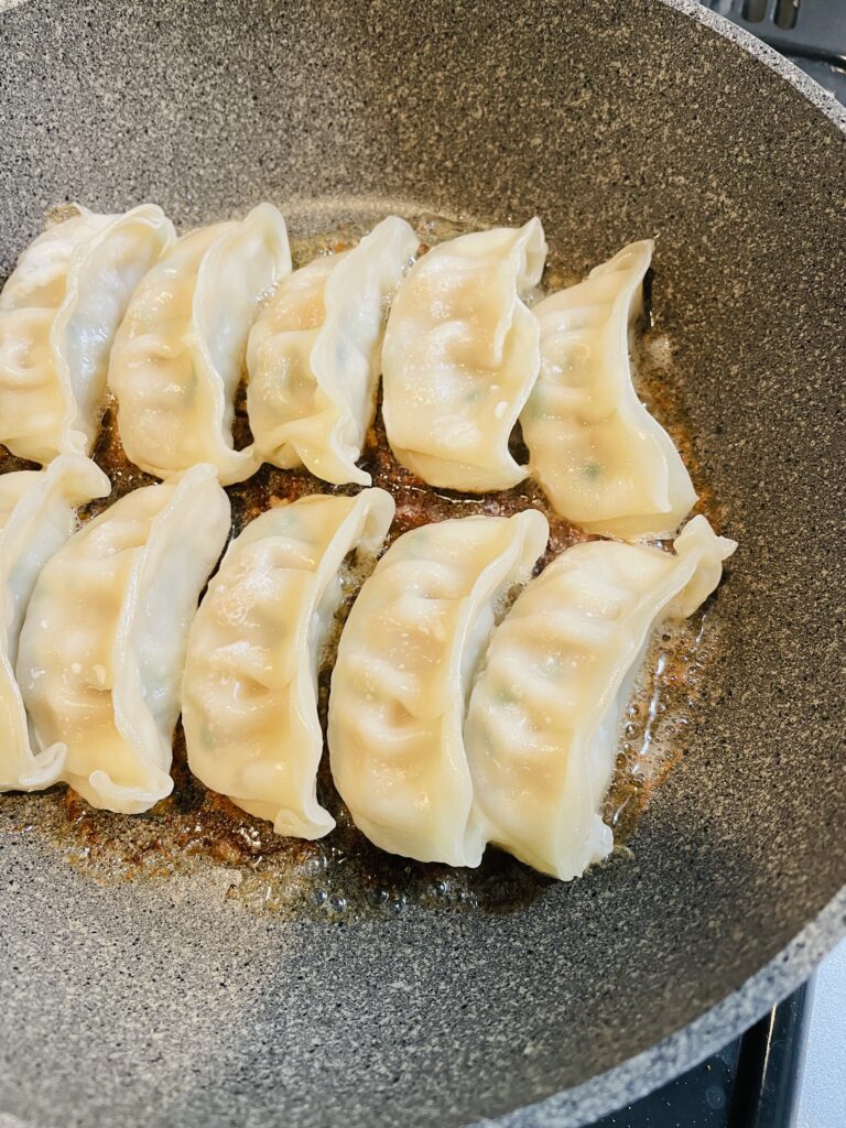 味の素黒豚大餃子を焼く