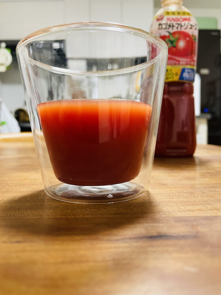 スタンダードプロダクツダブル耐熱ガラスコップとトマトジュース